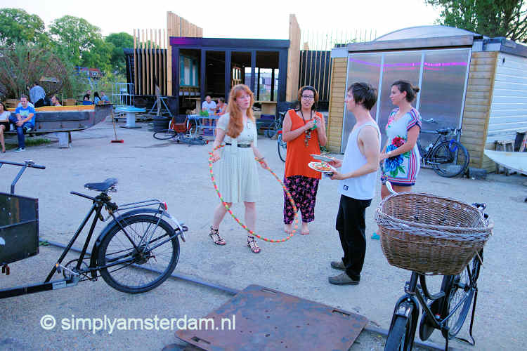 Girls playing with hula hoops @ Caf� de Ceuvel
