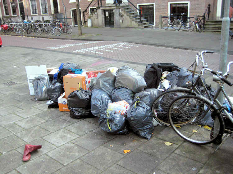 Amsterdam city cleaners on strike for 3 days