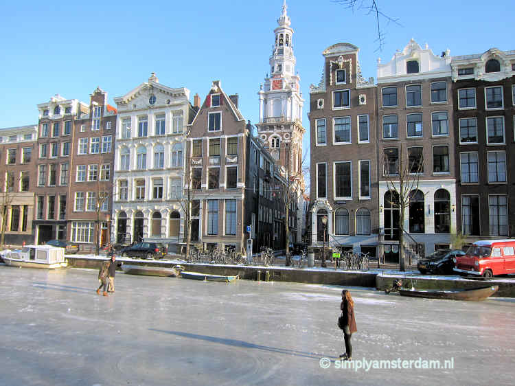 Ice skating on Kloveniersburgwal, with view on Zuiderkerk