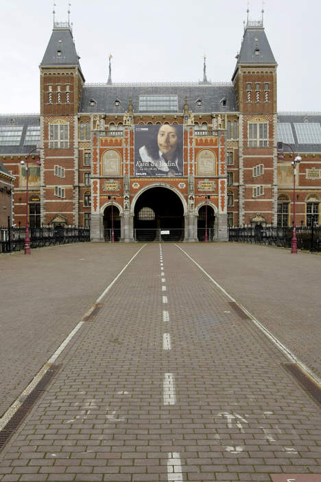 Bike path through Rijksmuseum