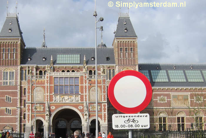 Traffic sign for Rijksmuseum giving exception for cyclists