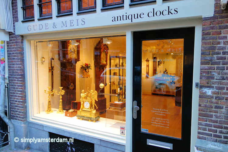 Store in Spiegelstraat with antique clocks