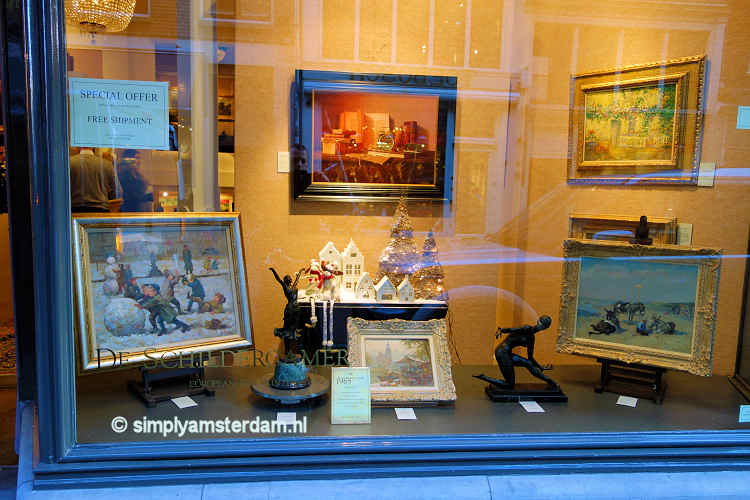 Antique store in Spiegelstraat with paintings