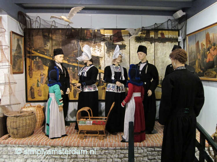 Volendam costumes